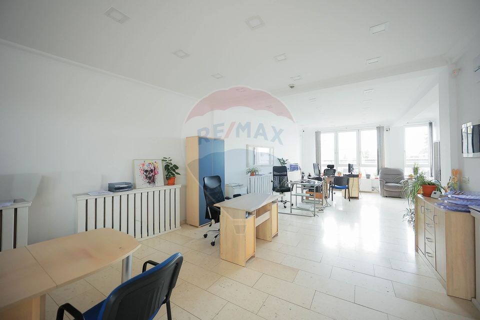 Clădire multifuncțională de vânzare – spațiu comercial + 2 apartamente