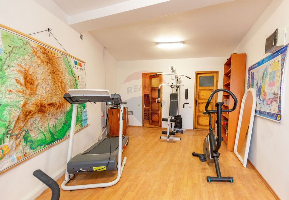 Casă spațioasă cu garaj dublu, foișor și curte amenajată