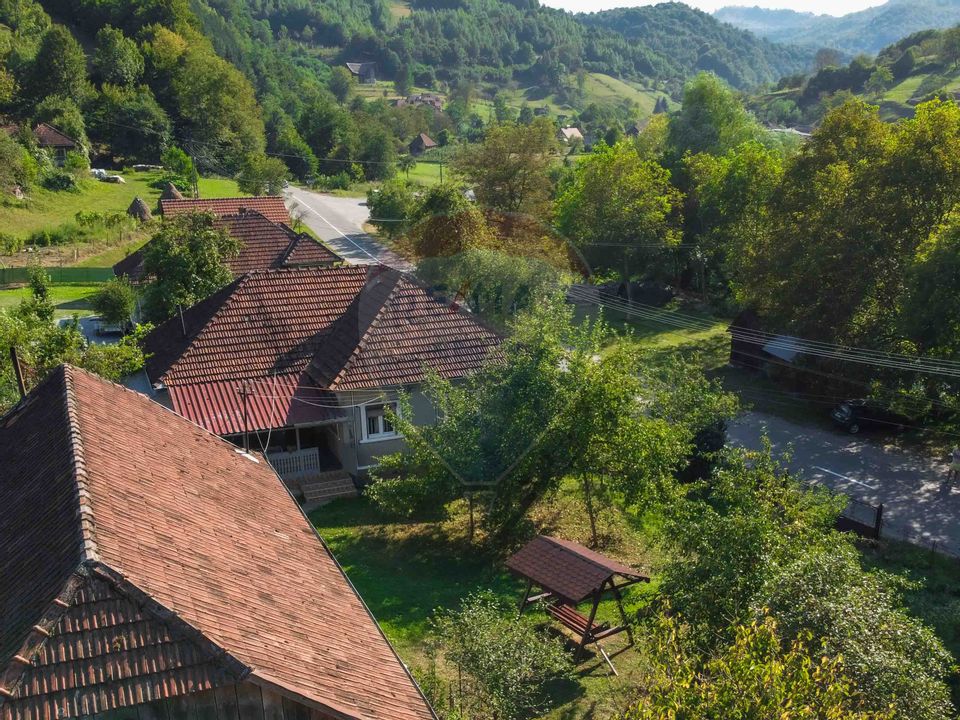 Casă cu anexe și teren de 4177 mp de vânzare, Munteni, zonă turistică