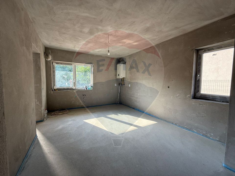 Casa cu 4 camere la gri de vanzare in Sura Mare