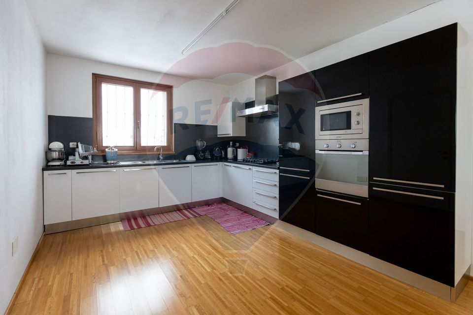 8 room House / Villa for sale