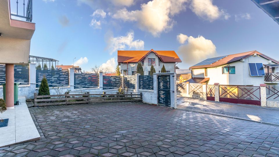 Casă cu 7 camere de vânzare în Dej