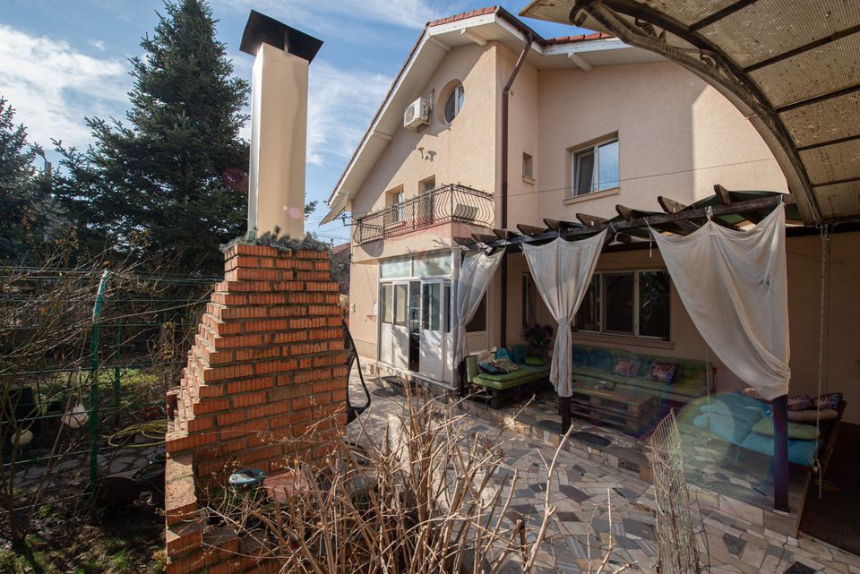 Detached house S+GF+1+M courtyard of 460sqm Ghencea sector 6