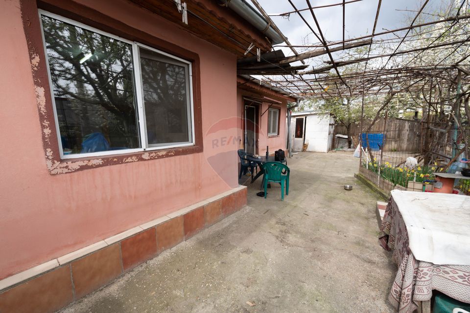 Casă de vânzare si teren 266mp în zona Giulesti