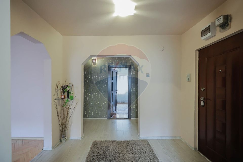 Apartament 3 camere de vânzare în zona Rogerius