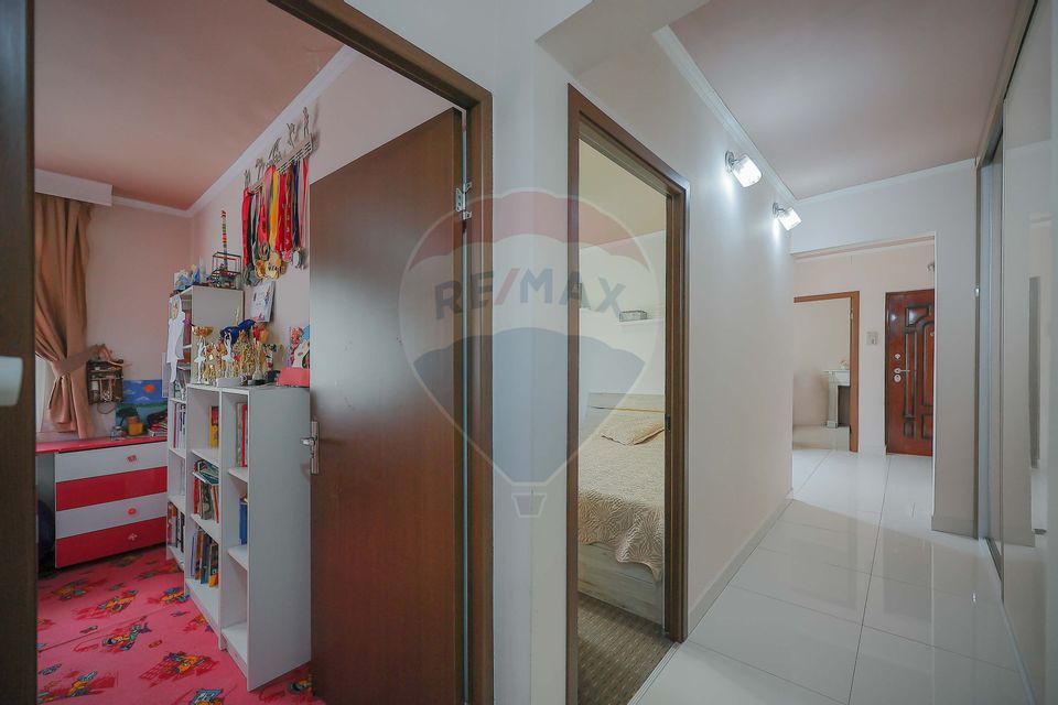 Apartament cu 3 camere de vânzare în zona Dacia