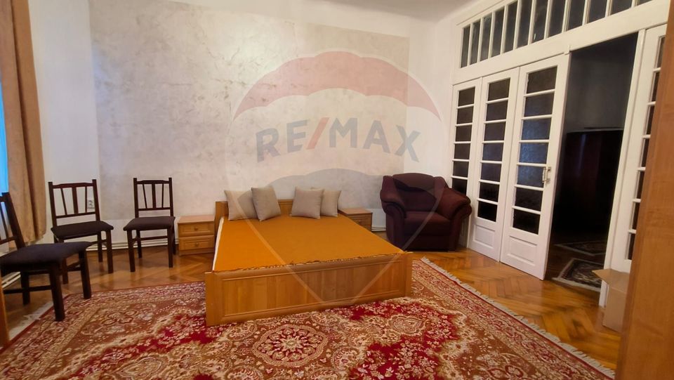 Casă cu 3 camere de vânzare în zona Centrală