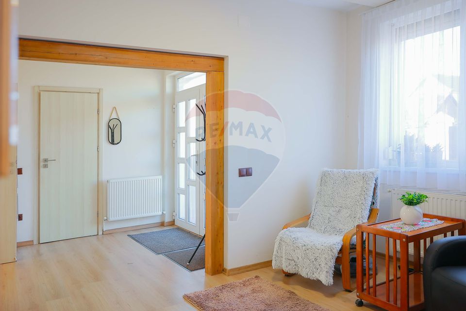 Casă cu 5 camere de vânzare în zona Episcopia Bihorului