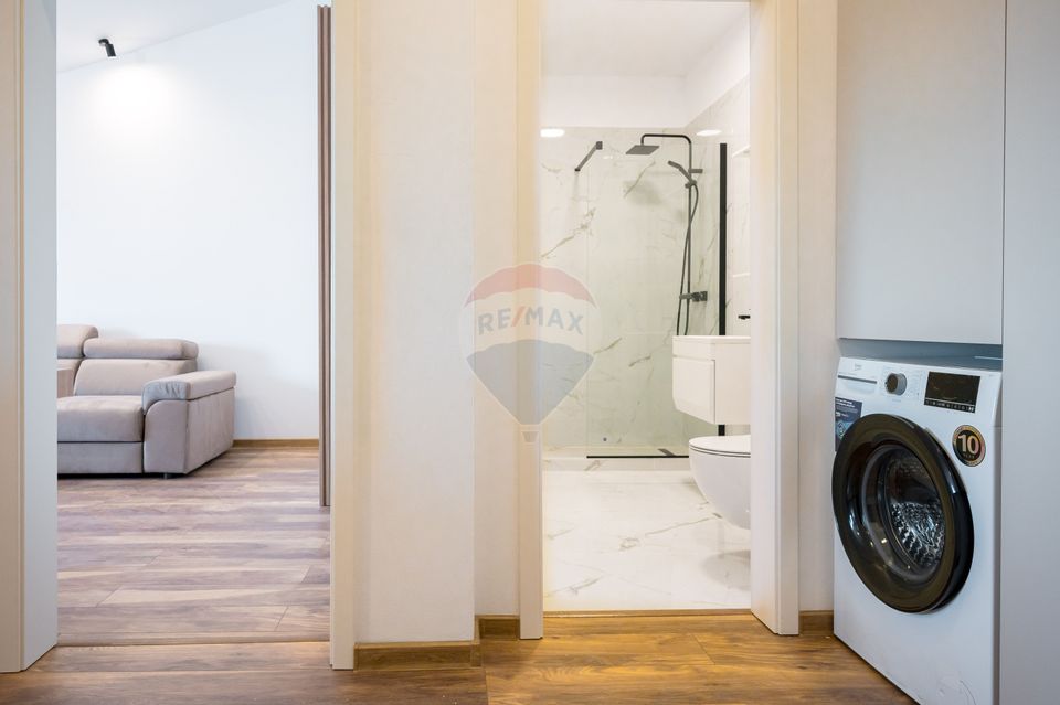 Garsonieră nouă, prima închiriere, priveliște deosebită și parcare!