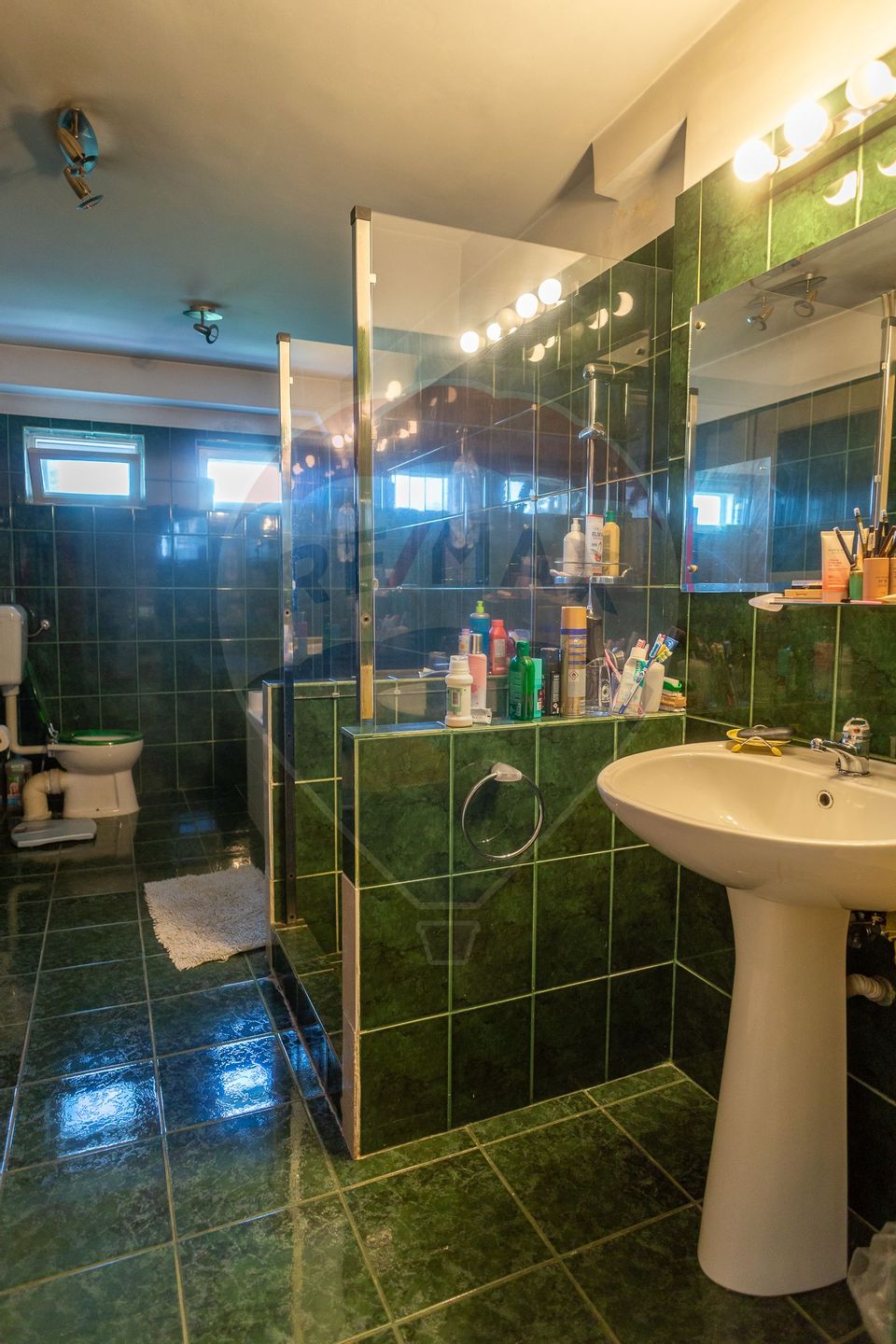 Casă / Vilă cu 10 camere si teren generos, Sos. Salaj