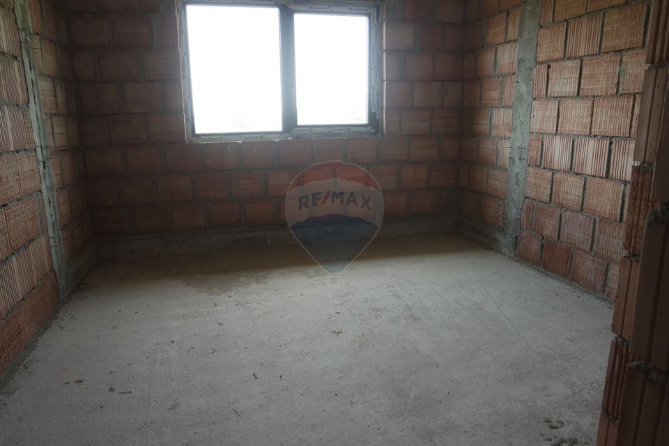 CASA CUPLATĂ DE VÂNZARE la rosu sau la semifinisat în Tăuții Măgherăuș