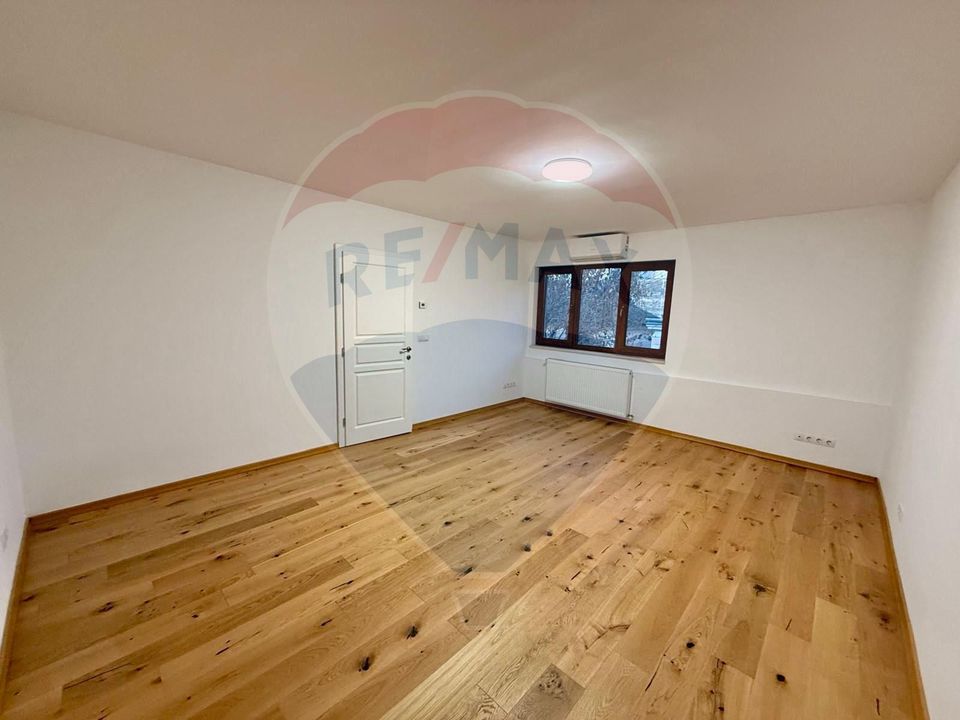 Apartament 4 camere, pe 2 niveluri si curte comuna în Centru