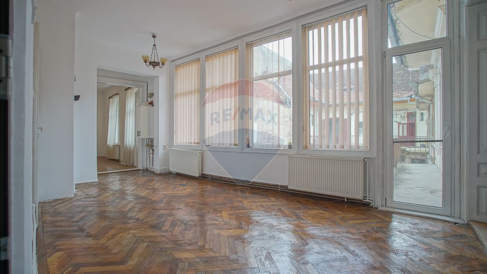 Investiție Centrul Istoric! Apartament 4 camere, 2 băi, 2 intrări