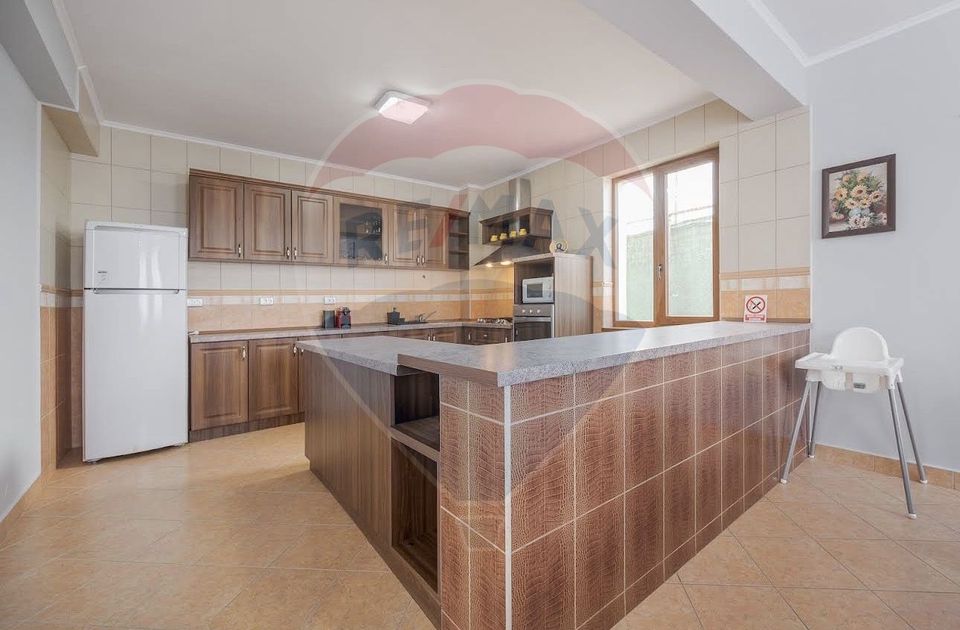 Casă / Vilă cu 16 camere de vânzare Sanmartin/Stefan cel Mare