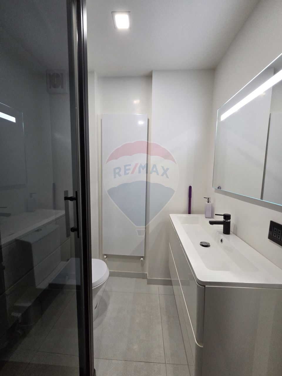 Apartament cu 3 camere etajul 1, zona Poienita