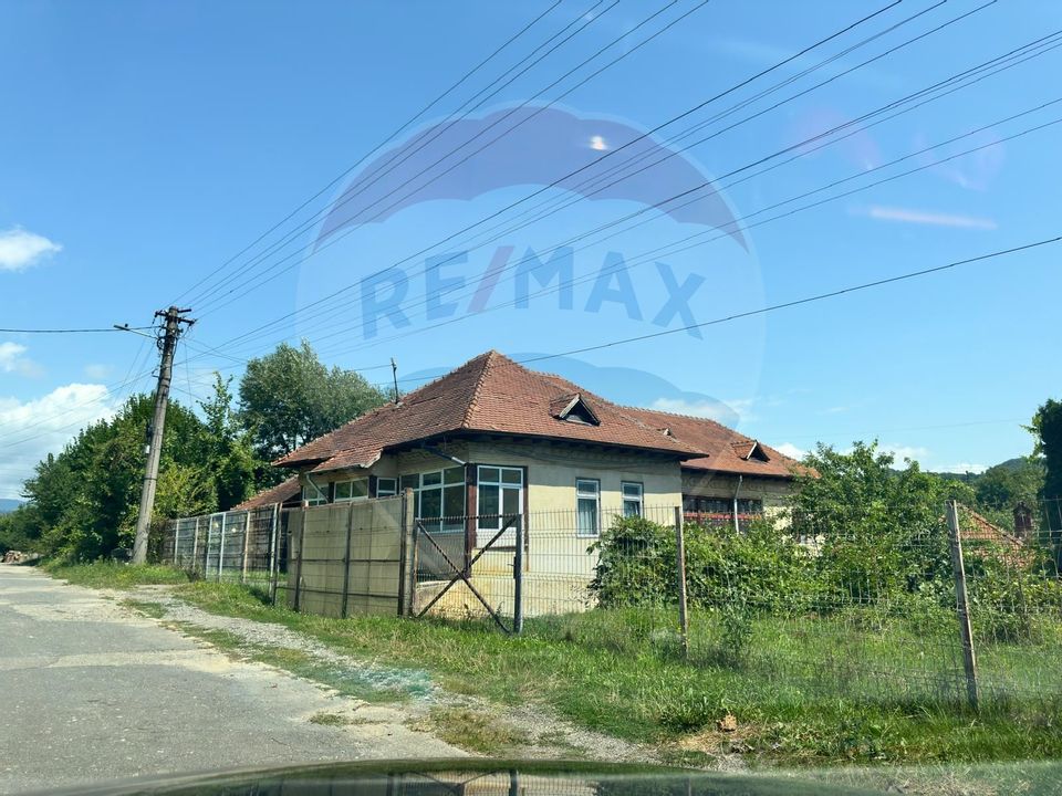 Casă boierească cu istorie, teren generos și ieșire la Râul Târgului