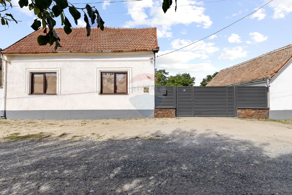 Casă renovată recent, zona centrală Pecica