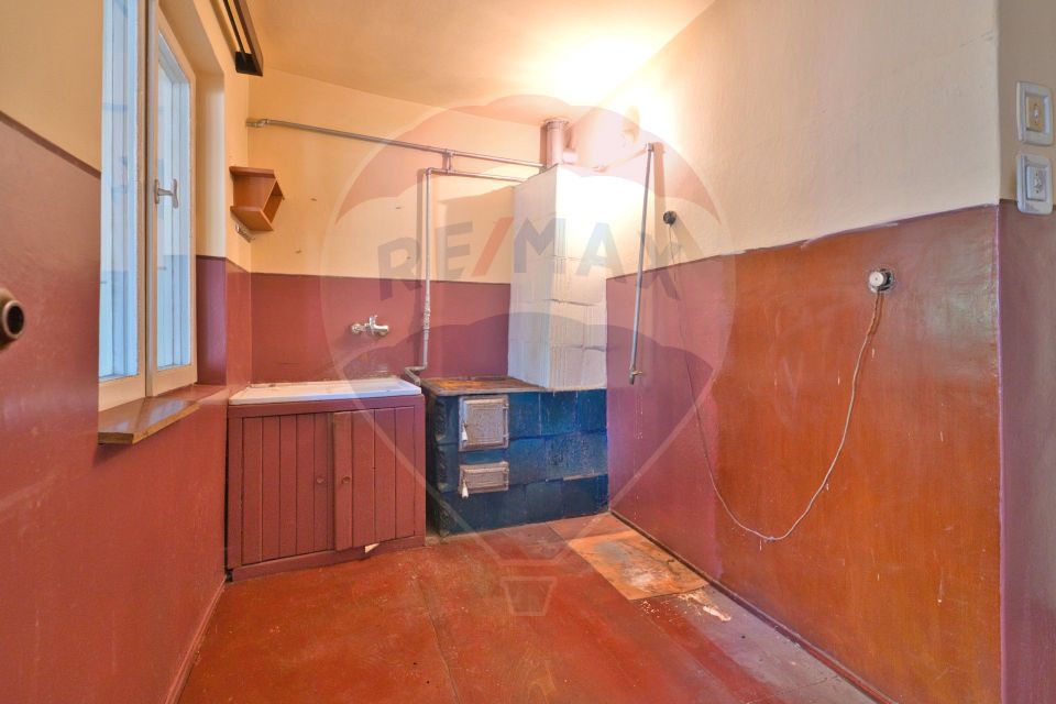 REZERVATA! Corp de casă de renovat, la intrarea pe strada De Mijloc