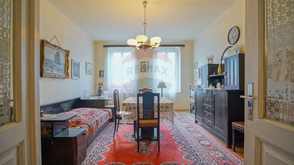 REZERVAT!  Casă / Vilă cu doua apartamente, 8 camere, în zona Schei