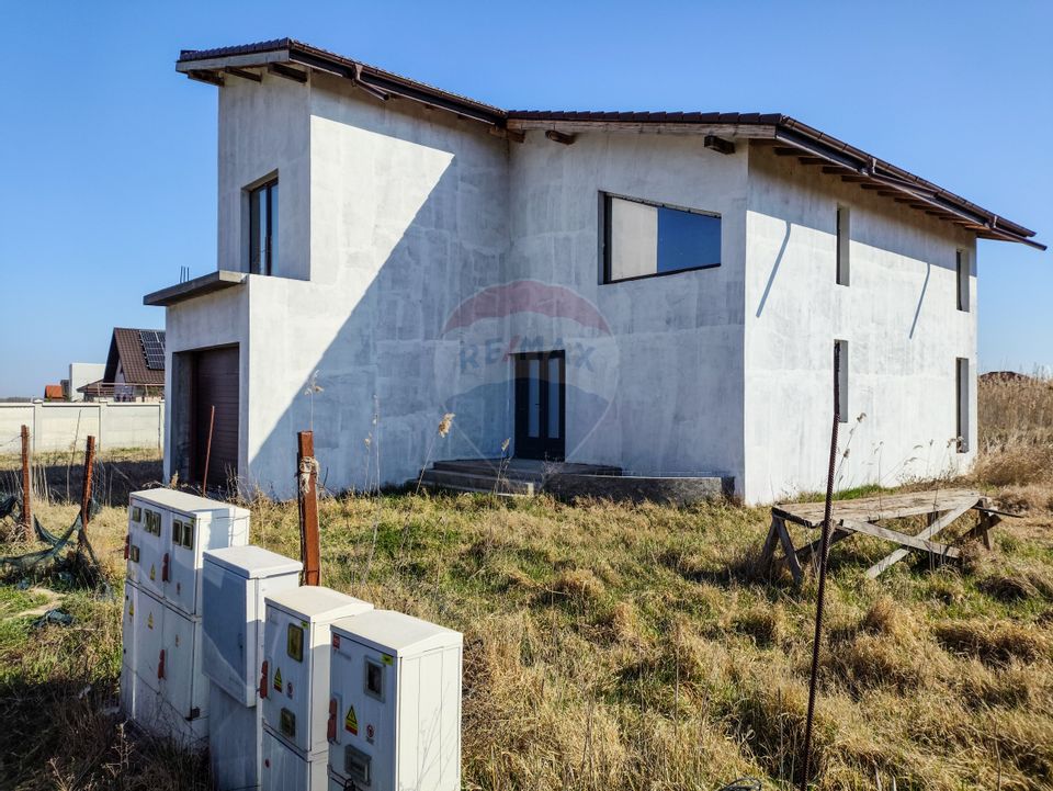 Casă / Vilă cu 4 camere de vânzare /zona Baltag