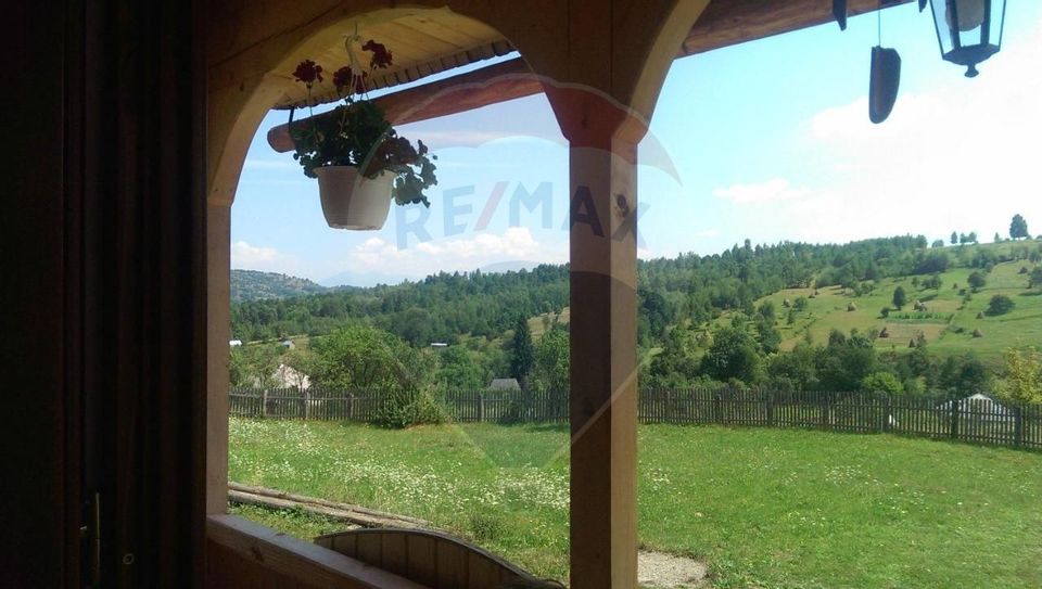Casă stil maramuresan 4 cam, 4 bai, teren 1500mp, Botiza, Maramures