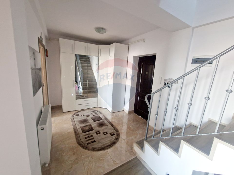 Apartament cu 3 camere de vânzare în Cartierul tei