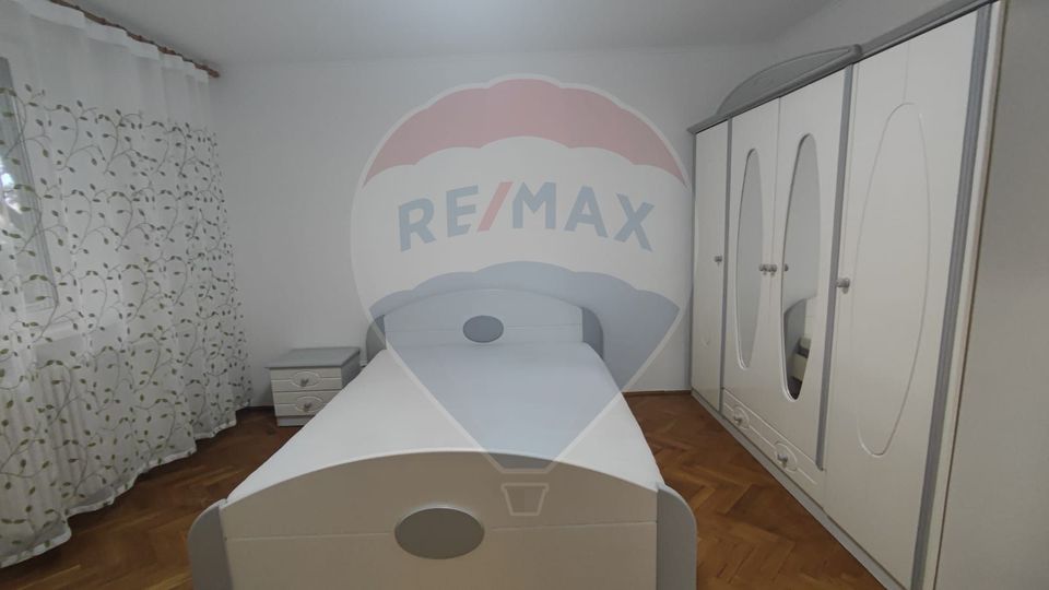 De inchiriat apartament 3 camere spatios  etaj 1 Splaiul Crisanei