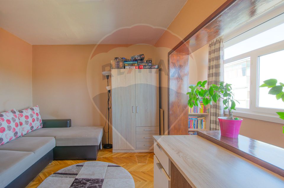 de vanzare apartament cu 3 camere in zona Sagului