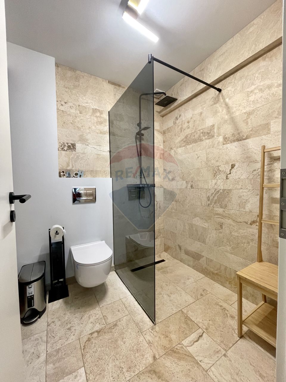 Apartament cu 3 camere de închiriat în zona Faleza Nord