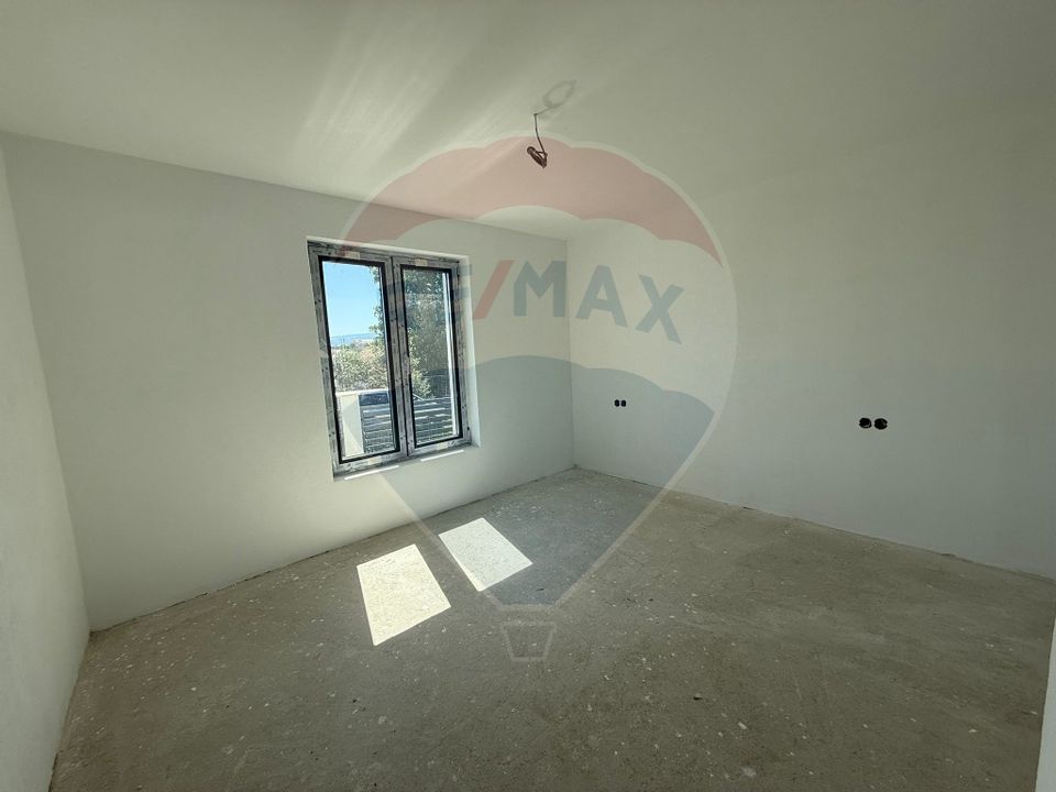 CASA INDIVIDUALA DE VANZARE IN SURA MICA