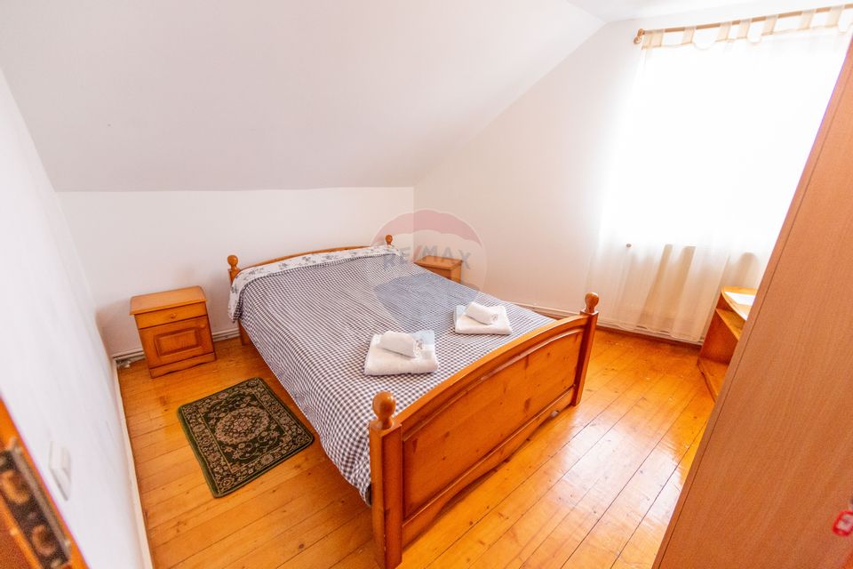 Casă spațioasă cu garaj dublu, foișor și curte amenajată