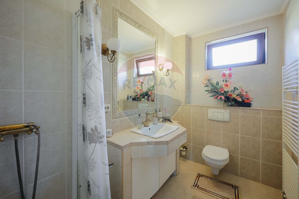 De vânzare vilă cu 7 camere, drum privat, în zona de Dealuri