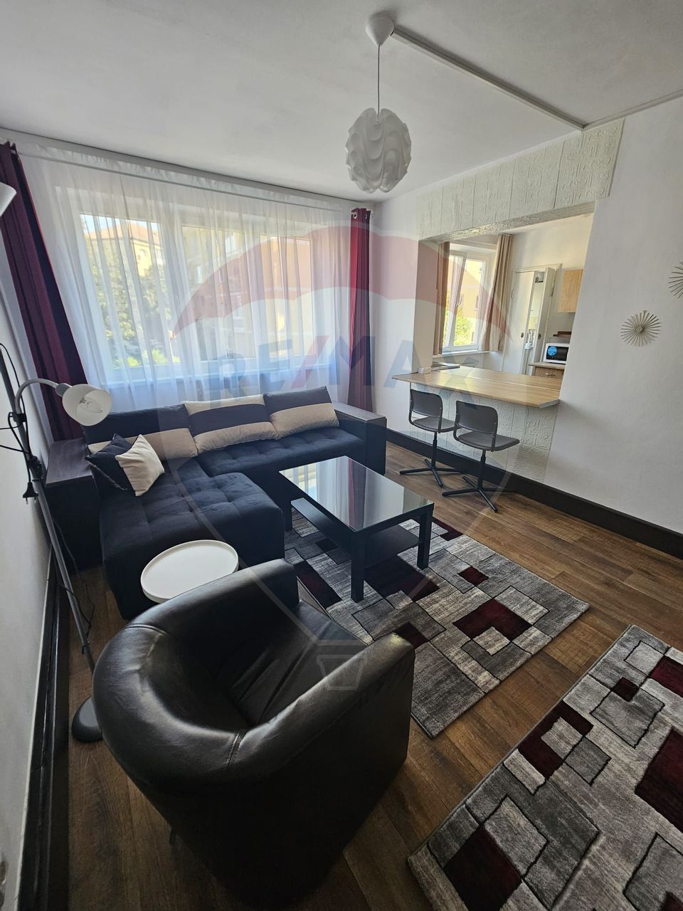 Apartament central cu 3 camere de închiriat