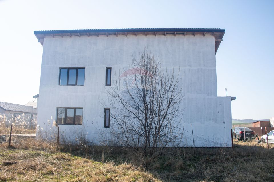 Casă / Vilă cu 4 camere de vânzare /zona Baltag