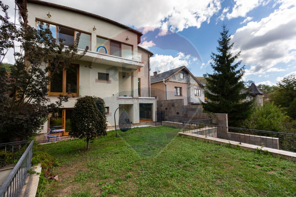 Casă spectaculoasă în Mediaș – reședința antrenorului Cristi Pustai