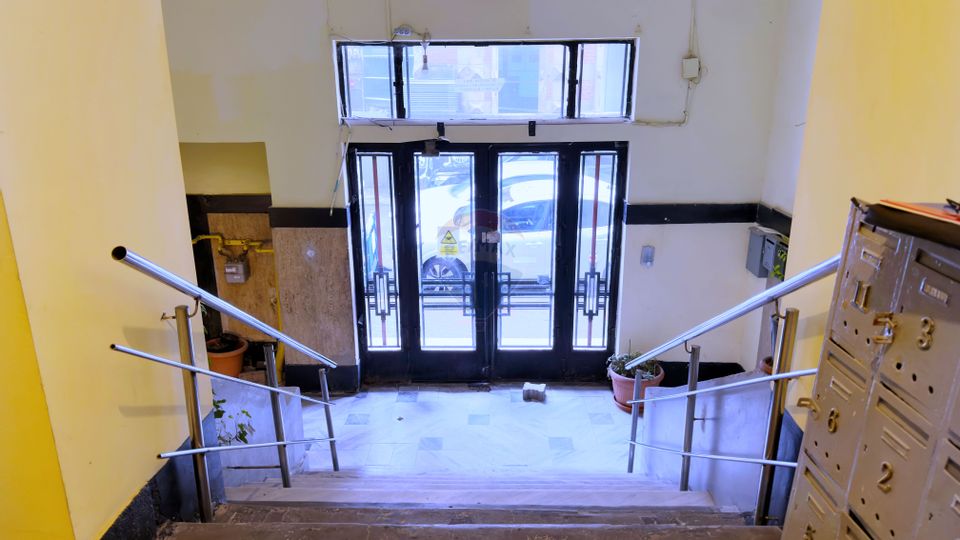 3 rooms consolidated building Investment Revolution Square - Victoriei