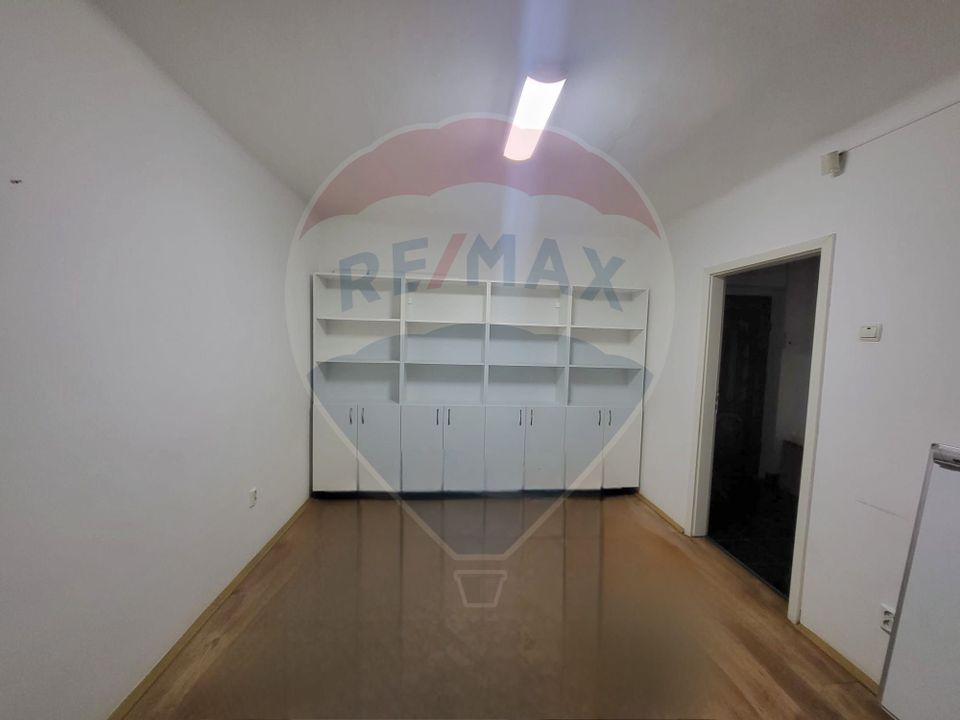 62sq.m Commercial Space for rent, Ultracentral area