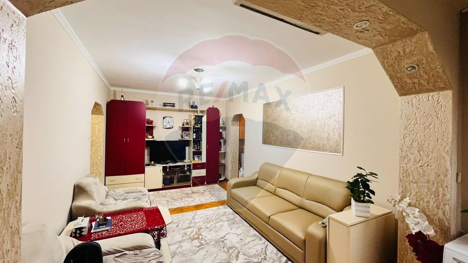 Apartament cu 3 camere de vânzare în zona Rogerius