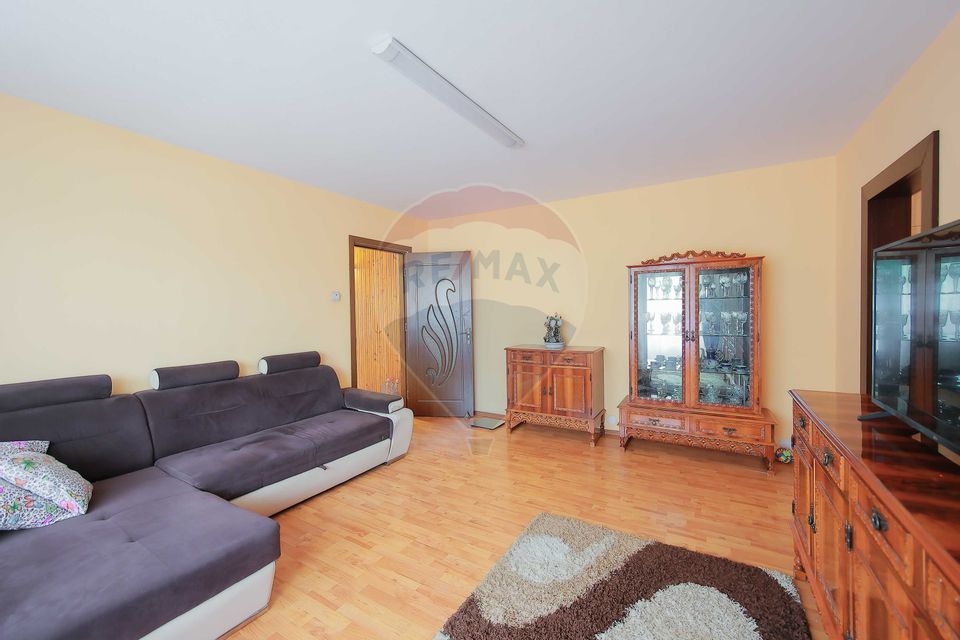 Apartament cu 3 camere de vânzare în zona Nufarul