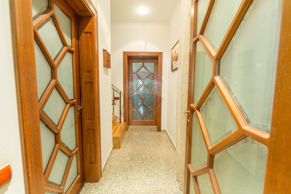 Property Located under Tâmpa composed of 2 Houses and Garden,