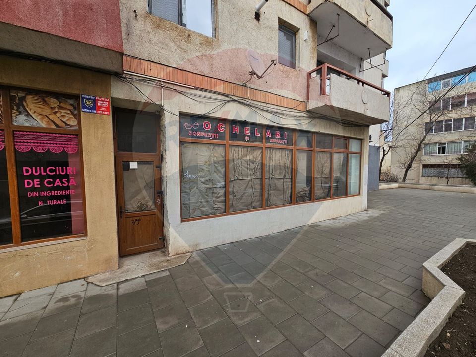 120sq.m Commercial Space for rent, Poarta 6 area