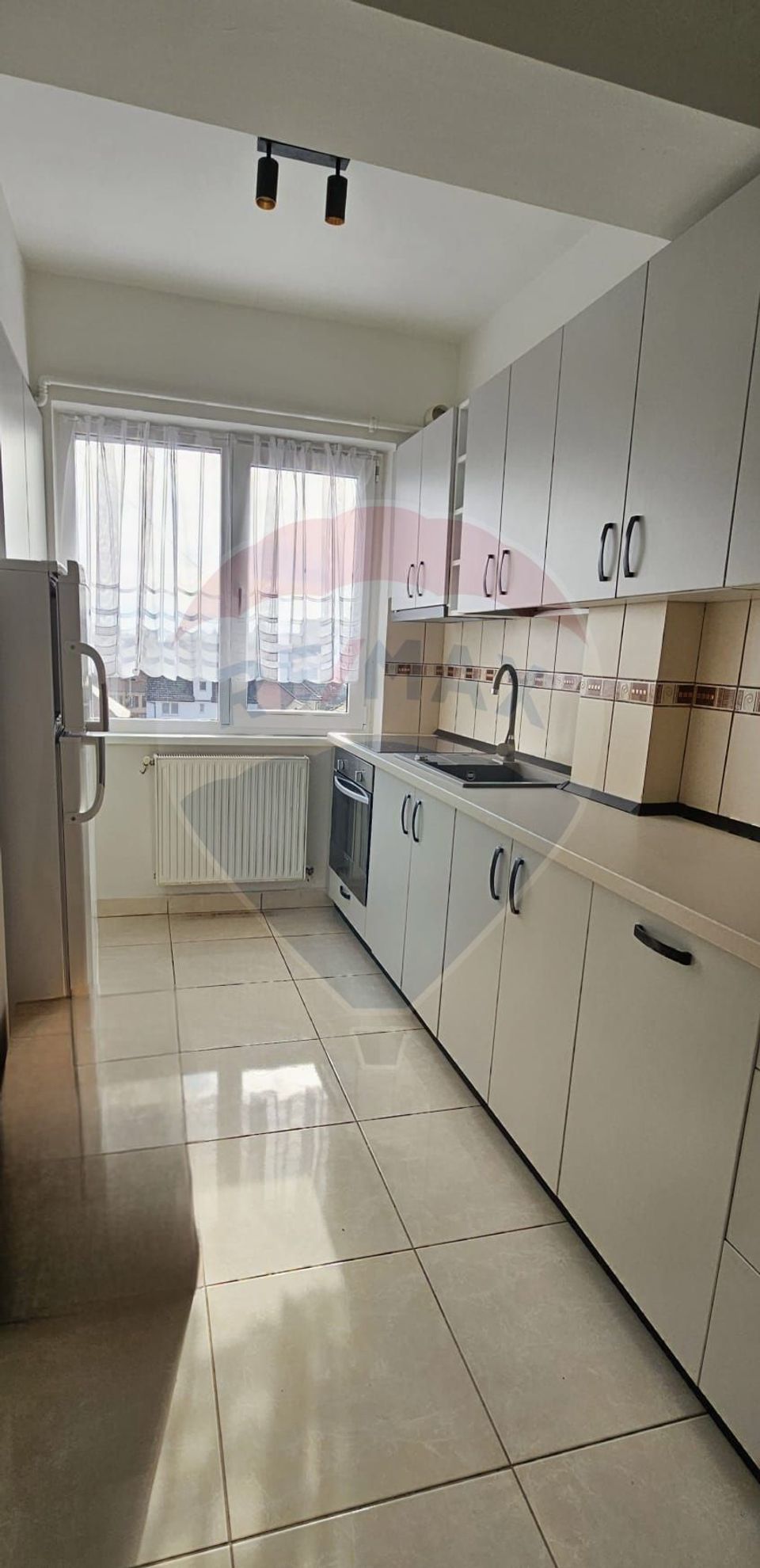 Apartament cu 3 camere de închiriat în zona Central