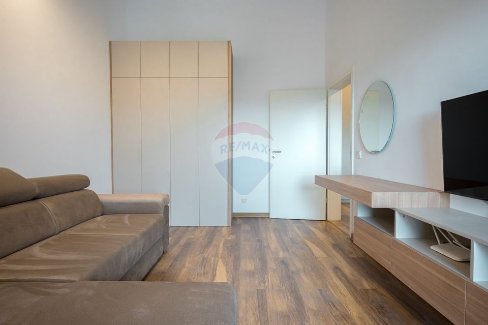 Garsonieră nouă, prima închiriere, priveliște deosebită și parcare!