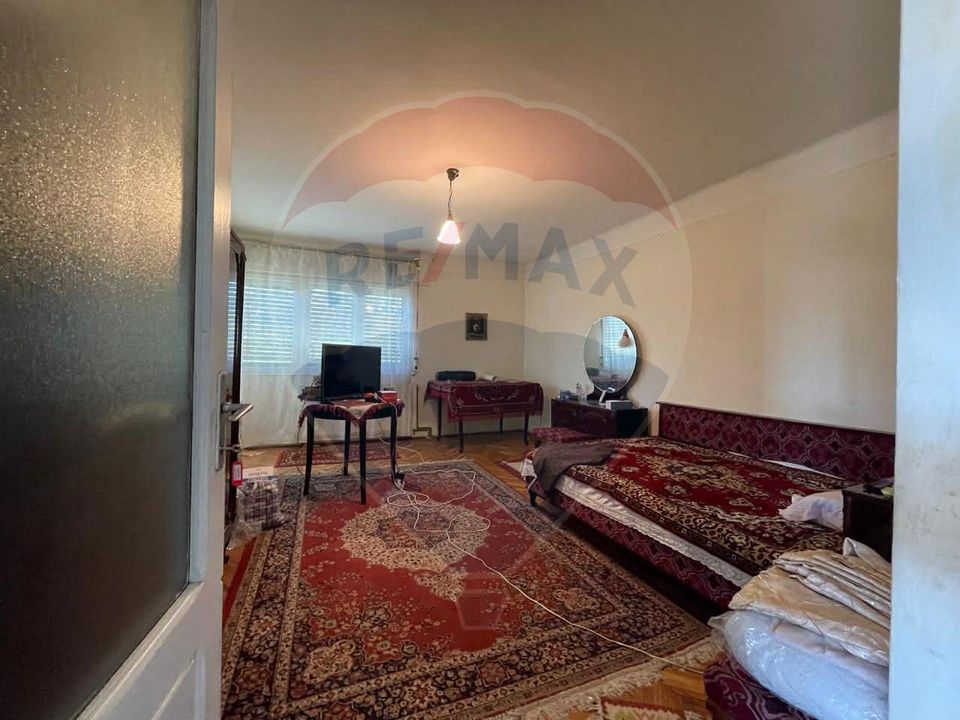 Casă / Vilă spațioasă cu curte generoasă în Urlați