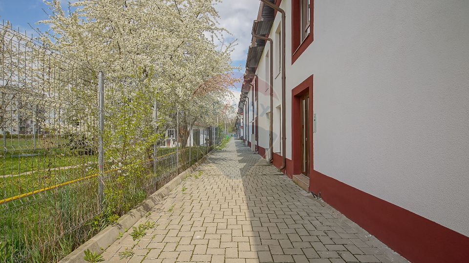 Apartament cu 3 camere de vânzare în zona Tractorul