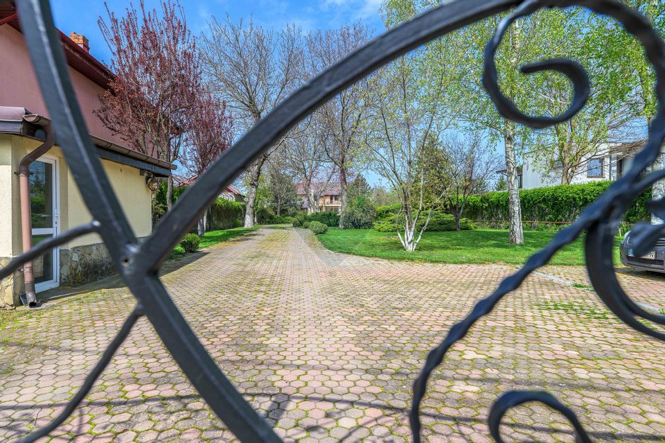 Oferta de sarbatori, discount 10% - Vilă cu parc, piscină și foișor