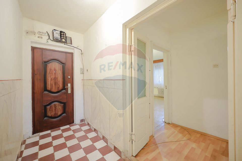 Apartament cu 3 camere de vânzare, în zona Rogerius