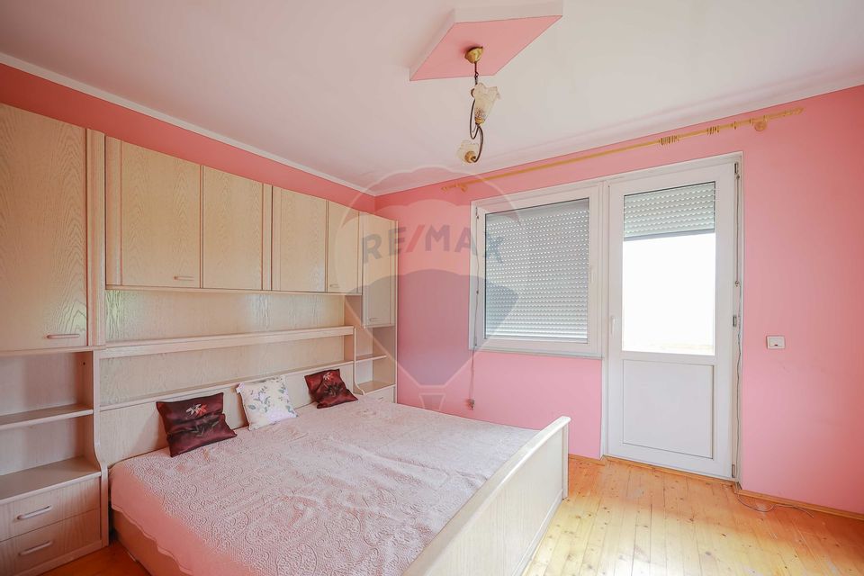 Casă cu etaj, 5 camere, de vânzare, în zonă turistică, Vadu Crișului