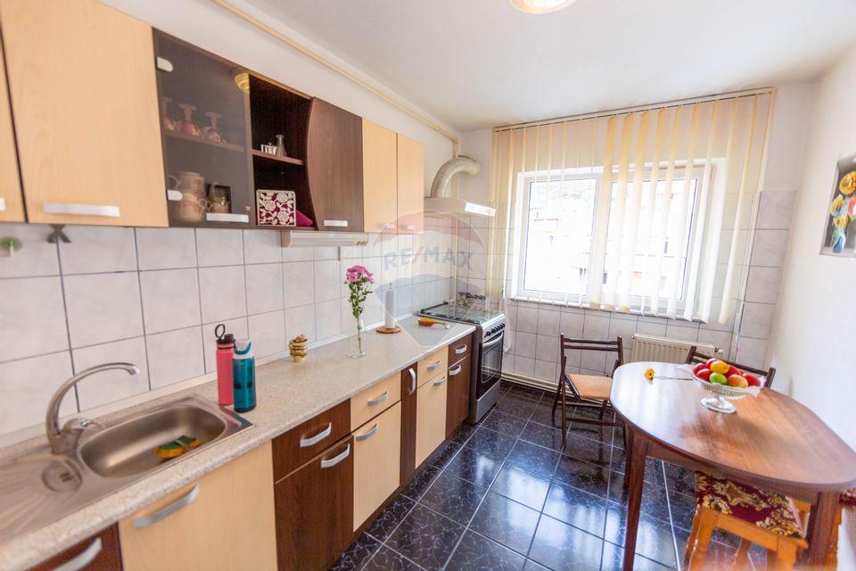 Spacious apartment for sale with 4 rooms, 2 bathrooms Răcădău