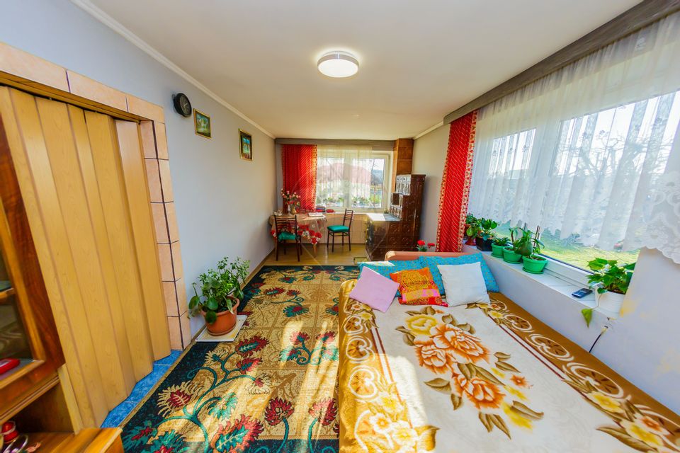 DE VANZARE Proprietate  în Țicău – douǎ case cu livadă și gospodărie